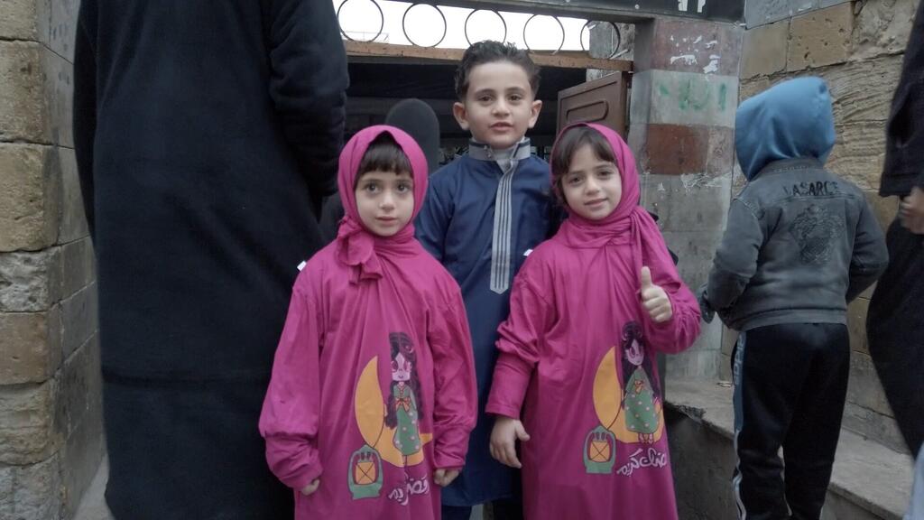 أطفال في غزة يصلون مع أسرهم إلى  المسجد العمري الأثري في البلدة القديمة بمدينة غزة لأداء صلاة العيد مع أسرهم.